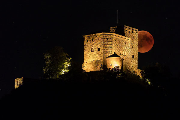 Blutmond hinter dem Trifels