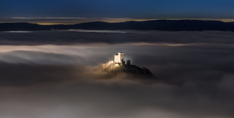 Zauberhafte Winternacht am Rehbergturm mit Blick auf den Trifels
