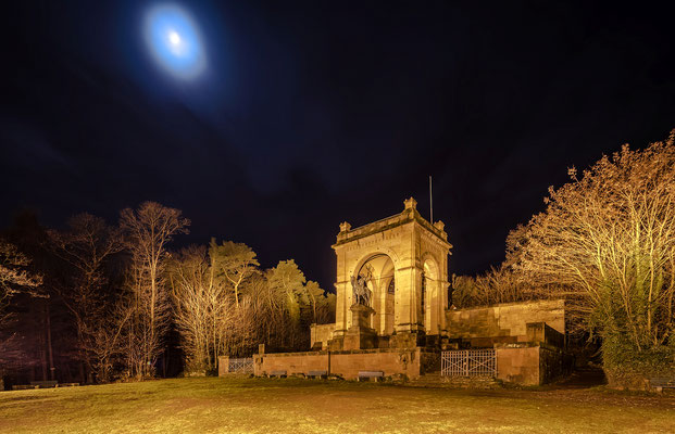 Siegesdenkmal im Mondlicht