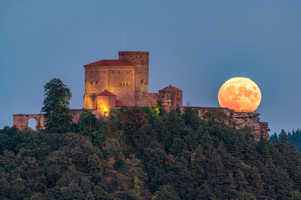 Vollmondaufgang hinter der Burg Trifels