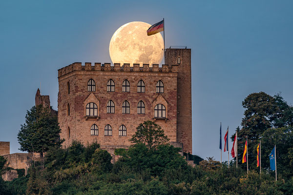 Vollmonduntergang hinter dem Hambacher Schloss