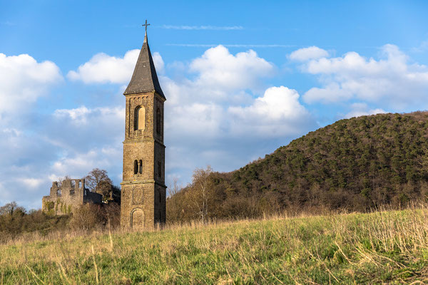 Einsamer Kirchturm und Burgruine Falkenstein