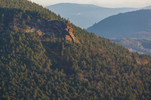 Rötzenfels im ersten Sonnenlicht, dahinter Ruine Neuscharfeneck