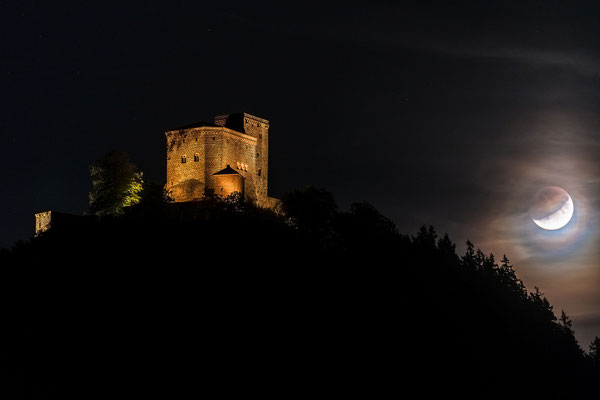 Partielle Mondfinsternis hinter der Burg Trifels