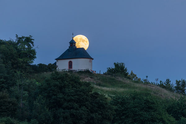 Vollmond hinter der Kleinen Kalmit