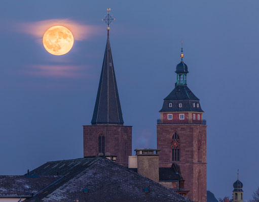 Vollmondaufgang hinter der Stiftskirche