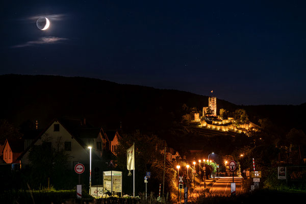 Monduntergang hinter der Wachtenburg