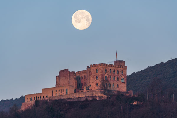 Vollmonduntergang am Hambacher Schloss
