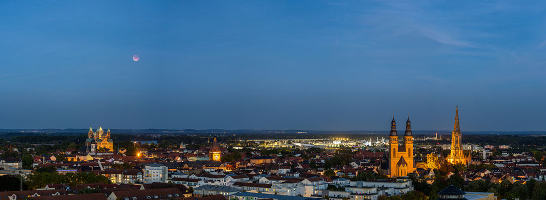 Blutmond über Speyers Dächern