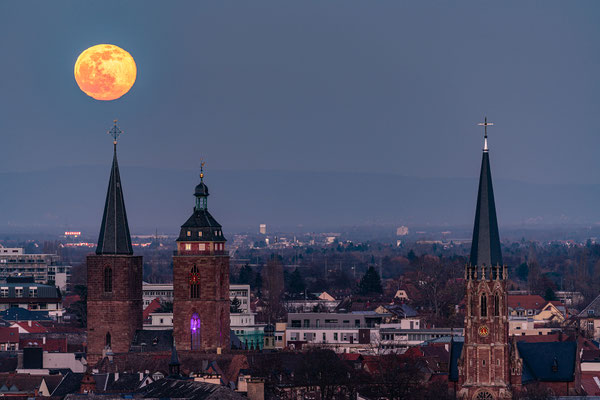 Vollmondaufgang über Neustadt