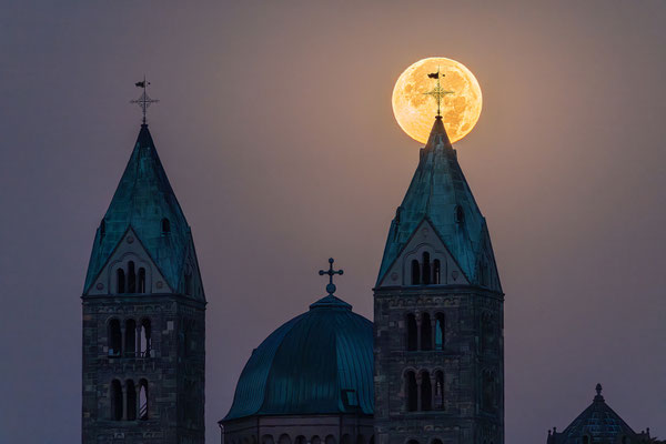 Vollmond hinter dem Speyerer Dom