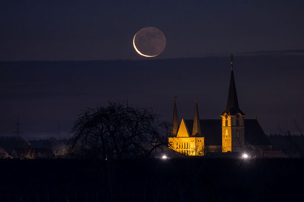 Aufgang des Sichelmondes hinter der Geinsheimer Kirche