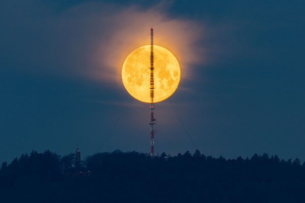 Untergehender Vollmond hinterm Weinbiet