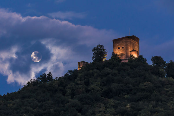 Vollmond über dem Trifels (gesehen von Annweiler)
