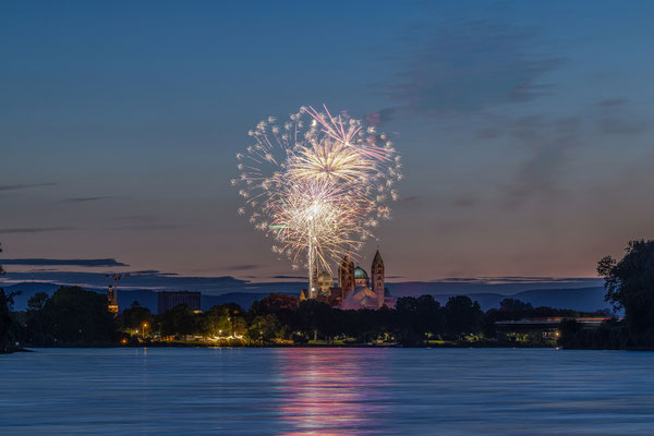 Feuerwerk zum Brezelfest in Speyer