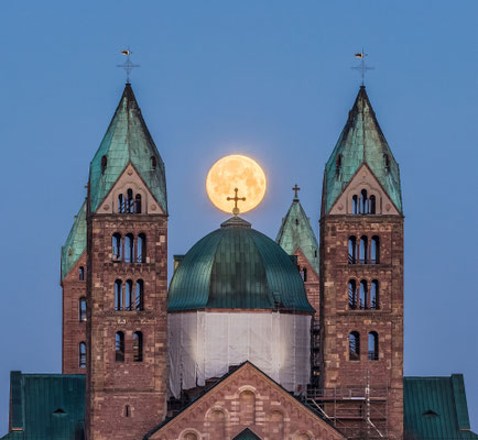 Vollmonduntergang hinter dem Speyerer Dom