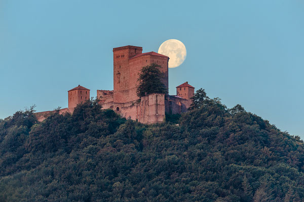 Vollmonduntergang hinter dem Trifels