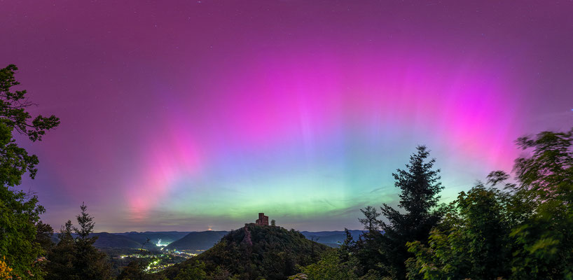 Fast ein Jahrhundertereignis: extrem starke Polarlichter über der Burg Trifels