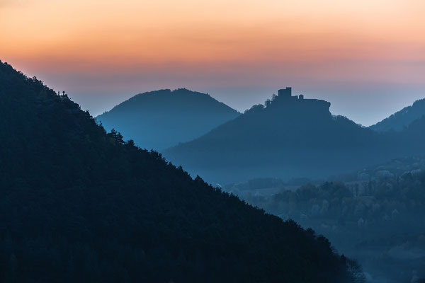 Wernersberg und Burg Trifels in der Morgendämmerung