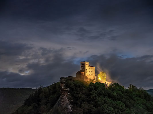 Wolkiger Abend am Trifels