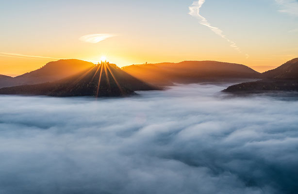 Sonnenaufgang hinter dem Trifels