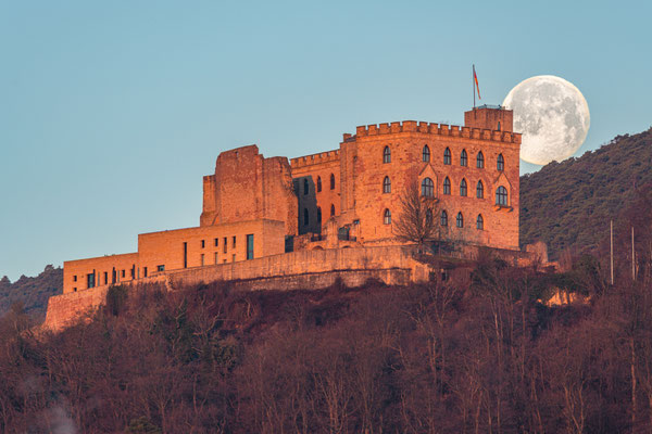 Vollmonduntergang am Hambacher Schloss