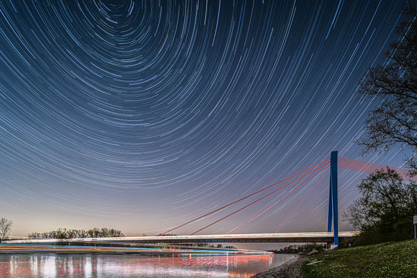 Startrails (Sternspuren) an der Speyerer Autobahnbrücke