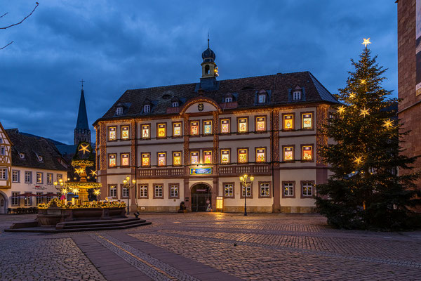 Leuchtender Adventskalender am Neustadter Rathaus