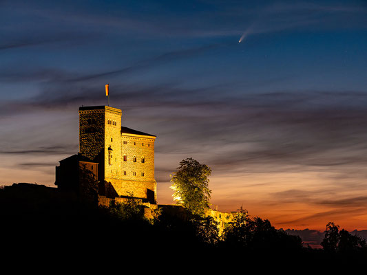 Komet Neowise hinter der Burg Trifels