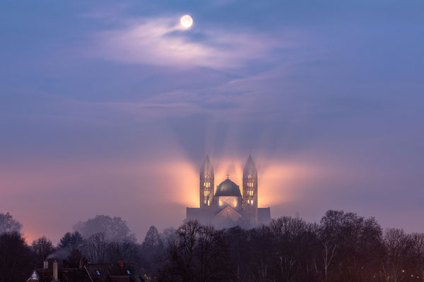 Vollmonduntergang hinter dem nebligen Speyerer Dom