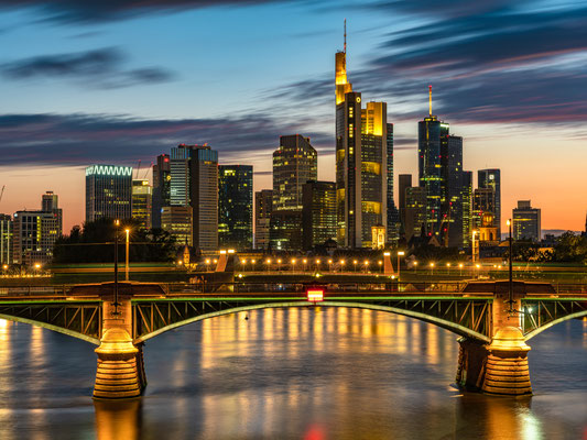 Blaue Stunde Skyline Frankfurt, 80 x 60 cm, Alu-Dibond glänzend, Rückseitige Hängung mit Auminiumschiene, 190 €
