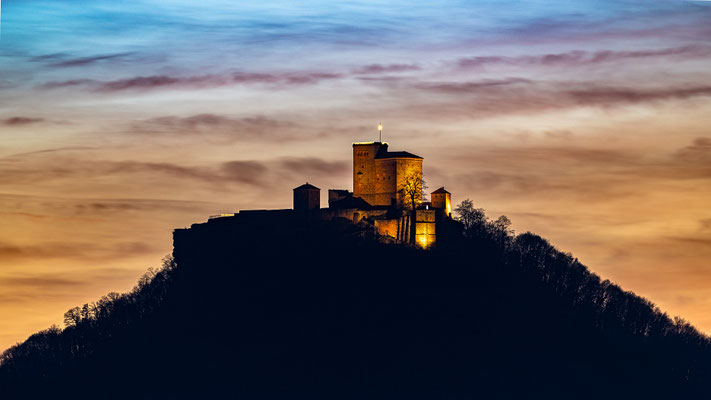 Farbenfroher Abendhimmel am Trifels