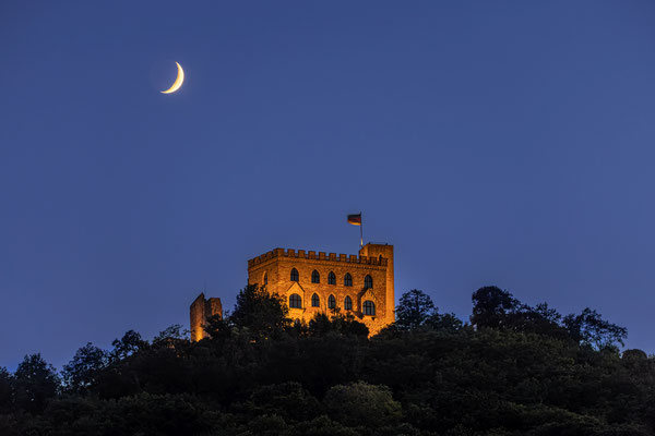 Monduntergang hinter dem Hambacher Schloss