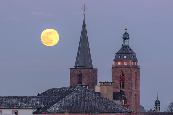 Aufgang des Vollmondes hinter der Stiftskirche