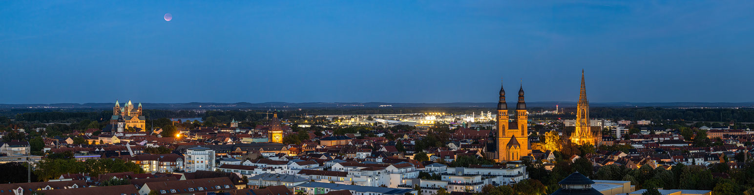 Blutond über den Dächern von Speyer