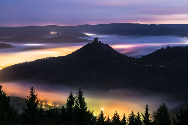 Burg Trifels in einer nebligen Nacht