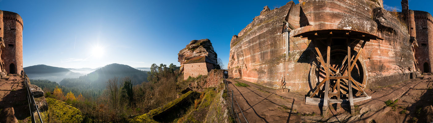 360°-Blick im Burghof