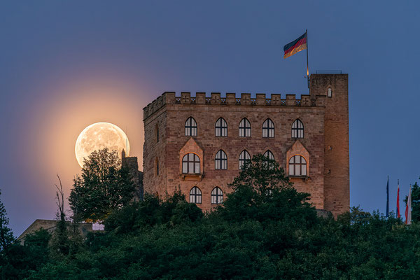 Vollmonduntergang hinter dem Hambacher Schloss