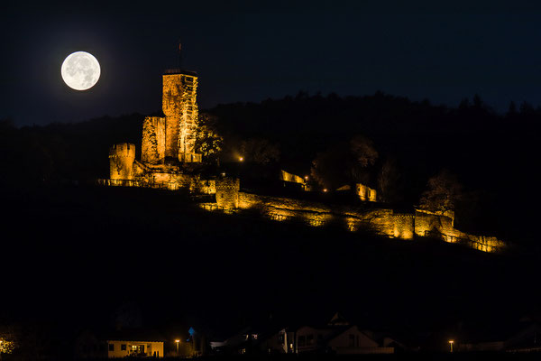 Vollmonduntergang hinter der Wachtenburg