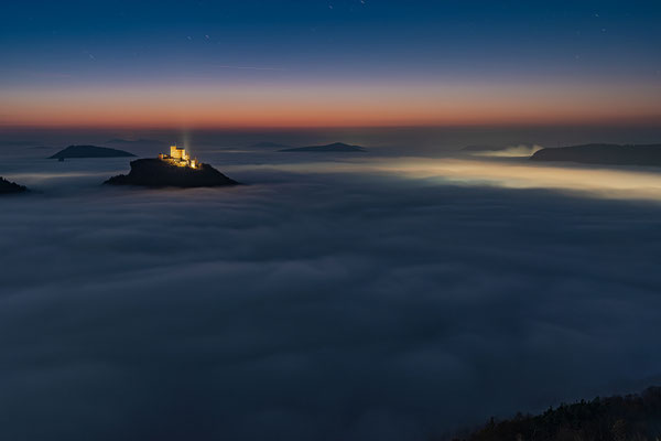 Abendnebel am Hohenberg mit Blick zum Trifels