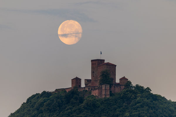 Vollmonduntergang am Trifels