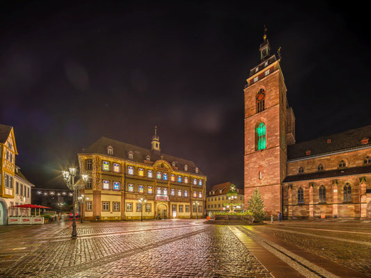 Beleuchteter Weihnachtskalender am Neustadter Rathaus