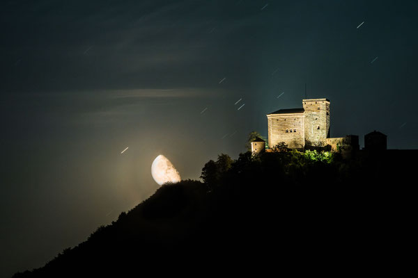 Mondaufgang hinter dem Trifels