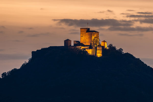 Sichelmonduntergang hinter dem Trifels