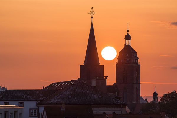 Sonnenaufgang hinter der Stiftskirche
