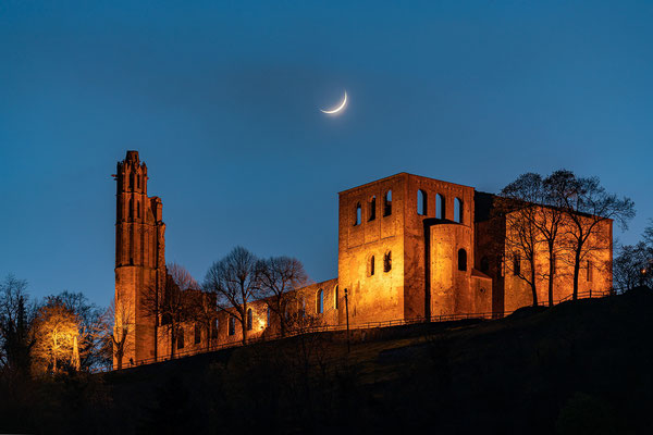 Schmale Mondsichel hinter der Klosterruine Limburg