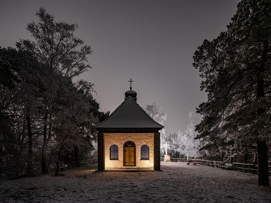 Mariä-Schutz-Kapelle in einer Winternacht