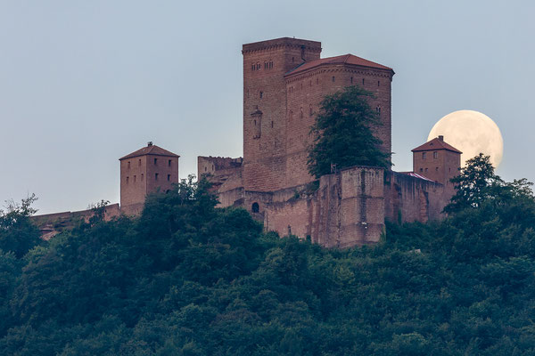 Vollmonduntergang hinter dem Trifels