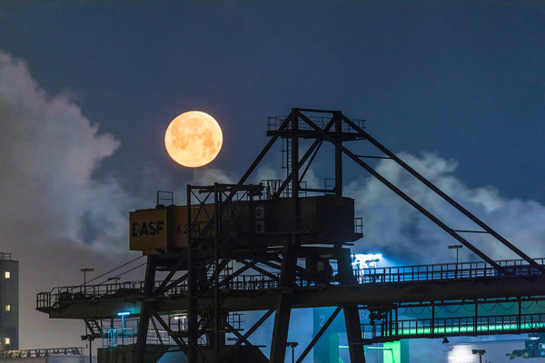 Vollmonduntergang hinter der BASF