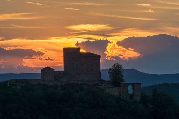 Sonnenuntergang hinter Burg Trifels